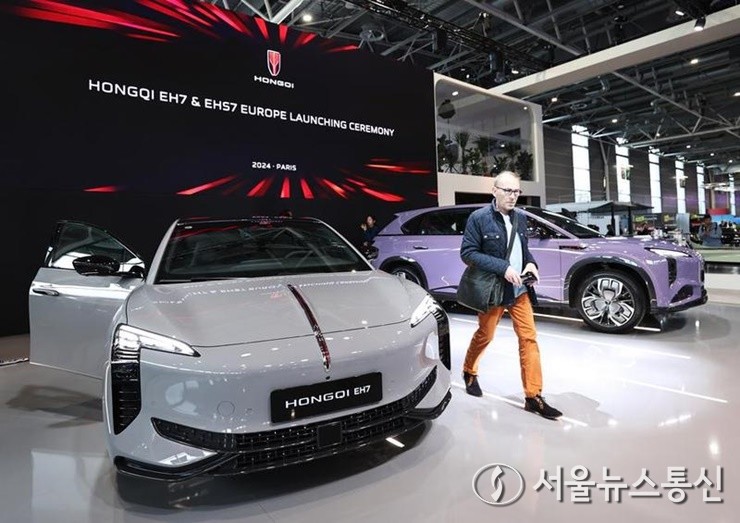 지난 14일 파리 포트 드 베르사유 전시장에서 열린 '2024 파리모터쇼'에 전시된 중국 훙치(紅旗) 전기차 'EH7'. (사진/신화통신)