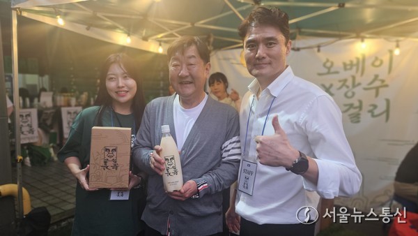 서울탁주제조협회 산하 서울장수주식회사가 스트릿 패션계 인기 브랜드 ‘오베이(OBEY)’와 협업을 기념해 지난 18일 서울 성수동에 위치한 서울탁주 성동제조장에서 막걸리 파티를 개최했다. 현장 이민희 기자 