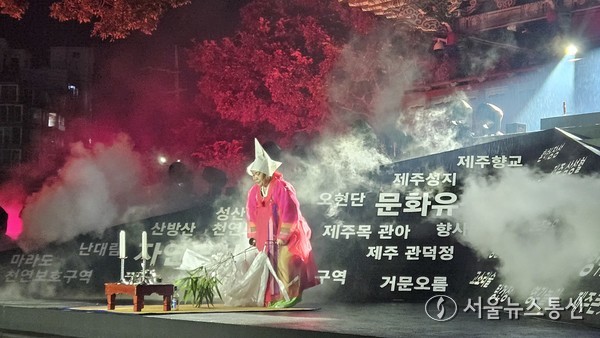 제주특별자치도 세계유산본부가 지난 19일 오후 제주목 관아에서 ‘제주 국가유산 방문의 해’를 공식 선포했다. 이번 선포식은 2025년부터 본격적으로 운영될 제주유산 활용의 새로운 모델을 소개하는 장으로, 올해 개발된 2개의 스토리텔링과 4개의 유산 활용 코스가 공개된다.선포식을 시작으로 오는 26일까지 ‘제주 국가유산 방문의 해 선포주간’이 운영된다. 현장 이민희 기자 