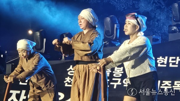 제주특별자치도 세계유산본부가 지난 19일 오후 제주목 관아에서 ‘제주 국가유산 방문의 해’를 공식 선포했다. 이번 선포식은 2025년부터 본격적으로 운영될 제주유산 활용의 새로운 모델을 소개하는 장으로, 올해 개발된 2개의 스토리텔링과 4개의 유산 활용 코스가 공개된다.선포식을 시작으로 오는 26일까지 ‘제주 국가유산 방문의 해 선포주간’이 운영된다. 현장 이민희 기자 