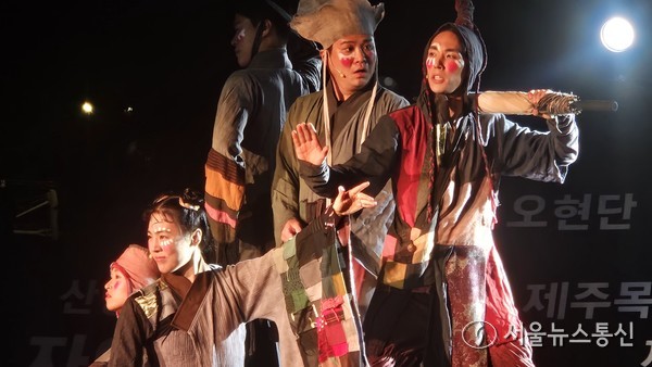 제주특별자치도 세계유산본부가 지난 19일 오후 제주목 관아에서 ‘제주 국가유산 방문의 해’를 공식 선포했다. 이번 선포식은 2025년부터 본격적으로 운영될 제주유산 활용의 새로운 모델을 소개하는 장으로, 올해 개발된 2개의 스토리텔링과 4개의 유산 활용 코스가 공개된다.선포식을 시작으로 오는 26일까지 ‘제주 국가유산 방문의 해 선포주간’이 운영된다. 현장 이민희 기자 