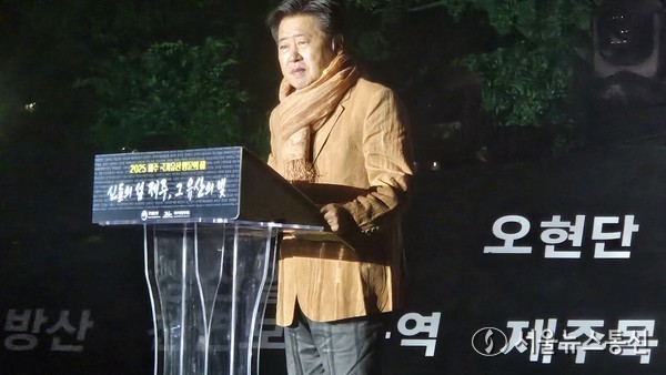 제주특별자치도 세계유산본부가 지난 19일 오후 제주목 관아에서 ‘제주 국가유산 방문의 해’를 공식 선포했다. 이번 선포식은 2025년부터 본격적으로 운영될 제주유산 활용의 새로운 모델을 소개하는 장으로, 올해 개발된 2개의 스토리텔링과 4개의 유산 활용 코스가 공개된다.선포식을 시작으로 오는 26일까지 ‘제주 국가유산 방문의 해 선포주간’이 운영된다. (사진)오영훈 제주지사 현장 이민희 기자 