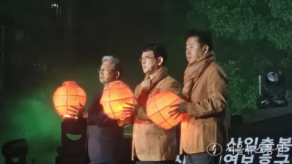 제주특별자치도 세계유산본부가 지난 19일 오후 제주목 관아에서 ‘제주 국가유산 방문의 해’를 공식 선포했다. 이번 선포식은 2025년부터 본격적으로 운영될 제주유산 활용의 새로운 모델을 소개하는 장으로, 올해 개발된 2개의 스토리텔링과 4개의 유산 활용 코스가 공개된다.선포식을 시작으로 오는 26일까지 ‘제주 국가유산 방문의 해 선포주간’이 운영된다. 현장 이민희 기자 