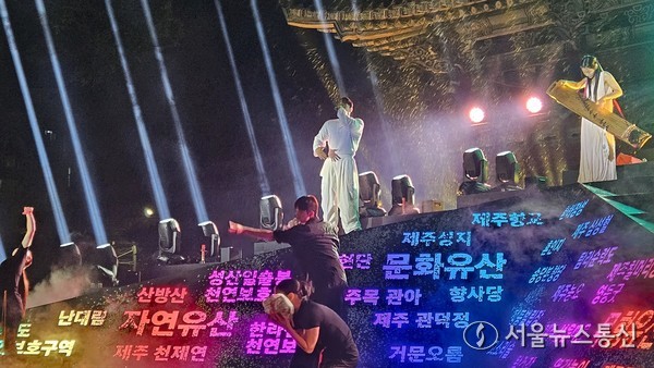 제주특별자치도 세계유산본부가 지난 19일 오후 제주목 관아에서 ‘제주 국가유산 방문의 해’를 공식 선포했다. 이번 선포식은 2025년부터 본격적으로 운영될 제주유산 활용의 새로운 모델을 소개하는 장으로, 올해 개발된 2개의 스토리텔링과 4개의 유산 활용 코스가 공개된다.선포식을 시작으로 오는 26일까지 ‘제주 국가유산 방문의 해 선포주간’이 운영된다. 현장 이민희 기자 