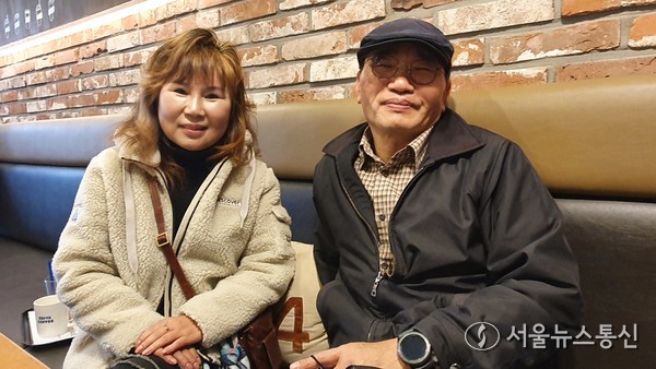 (왼쪽) 소록도를 부른 가수 고유미, (오른쪽) 미래일보 장건섭 편집국장 (사진 이민희 기자)