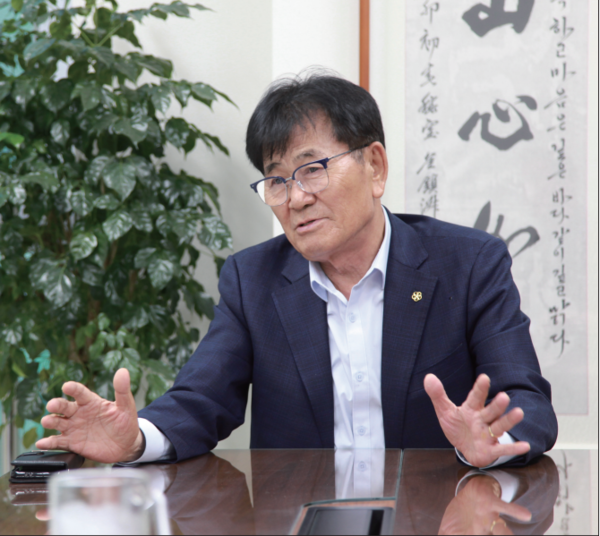 김봉식 수원문화원장이 인터뷰에 앞서 포즈를 취했다.