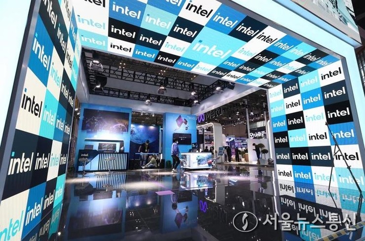 현장 작업자가 지난 2022년 11월 중국국제수입박람회(CIIE) 내 인텔 부스를 설치하고 있다. (사진/신화통신)