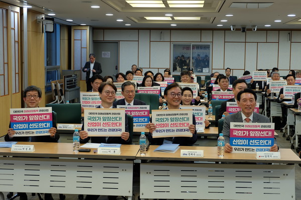 피켓 퍼포먼스 주요 내빈, (왼쪽부터)서울시관광협회 박정록 회장권한대행, 한양대 이훈 교수, 전재수 의원, 김석기 의원