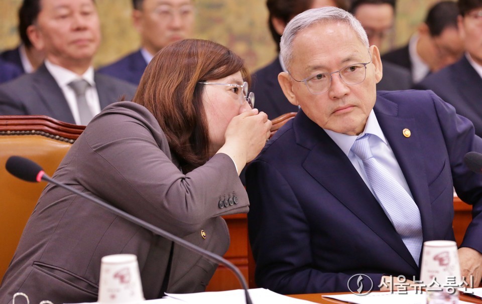 유인촌 문화체육관광부 장관(오른쪽)이 24일 서울 여의도 국회에서 열린 문화체육관광위원회의 대한축구협회 등에 대한 현안질의에서 장미란 2차관과 대화하고 있다. (2024.09.24) / 사진 = 서울뉴스통신 이창호 기자