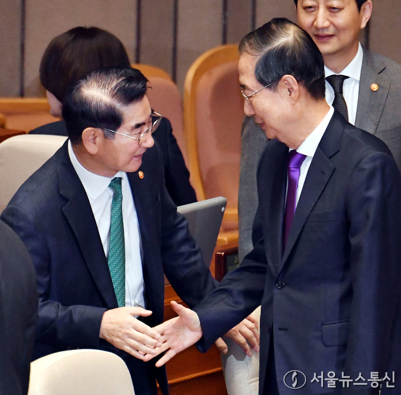 한덕수 국무총리가 4일 오전 서울 여의도 국회에서 열린 제418회 국회(정기회) 제 11차 본회의에서 김용현 국방부장관과 악수하고 있다. (2024.11.04) / 사진 = 서울뉴스통신 신현성 기자