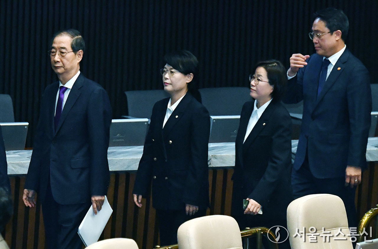 한덕수 국무총리가 4일 오전 서울 여의도 국회에서 열린 제418회 국회(정기회) 제 11차 본회의에서 윤석열 대통령의 2025년도 예산안 및 기금운용계획안에 대한 정부 시정연설을 대독한 뒤 퇴장하고 있다. (2024.11.04) / 사진 = 서울뉴스통신 신현성 기자