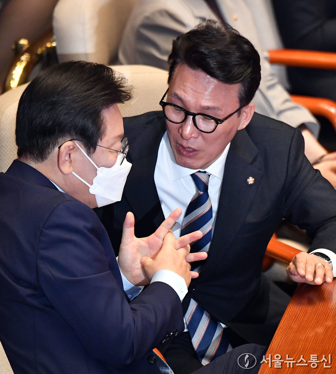 이재명 더불어민주당 대표와 김민석 최고위원이 4일 서울 여의도 국회에서 열린 제418회 국회(정기회) 제11차 본회의에서 2025년도 예산안 및 기금운용계획안에 대한 정부시정연설에서 대화하고 있다. (2024.11.04) / 사진 = 서울뉴스통신 신현성 기자