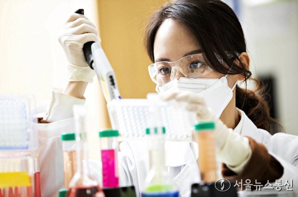 셀트리온 연구원 모습 / 사진 = 셀트리온 제공