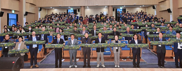 봉화군은 지난 5일~6일 봉화군 청소년센터에서 봉화형 치유산업 발굴 국제 세미나를 개최했다고 밝혔다.