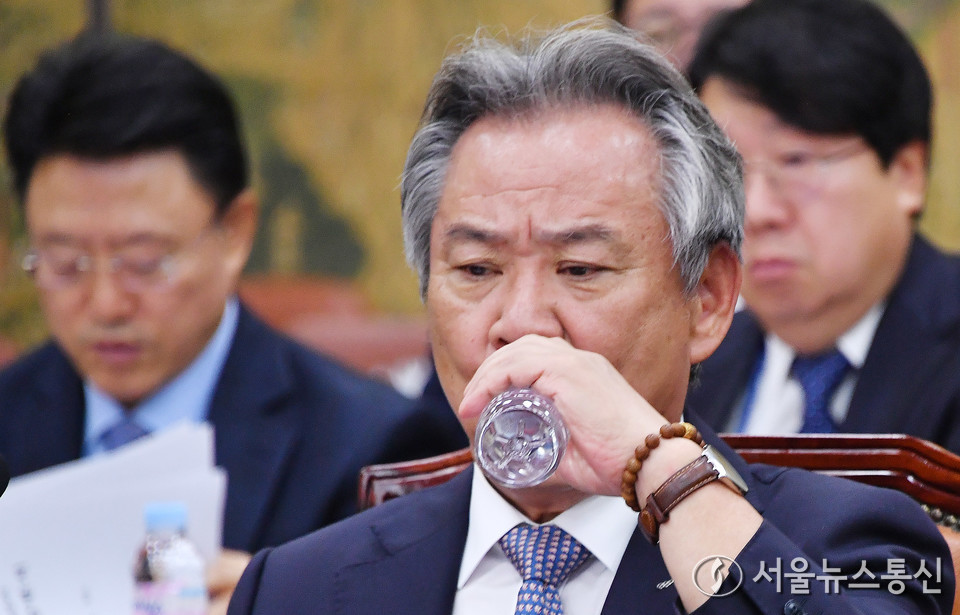 이기흥 대한체육회장이 22일 서울 여의도 국회에서 열린 문화체육관광위원회의 대한체육회 등 국정감사에서 물을 마시고 있다. (2024.10.22) / 사진 = 서울뉴스통신 이창호 기자
