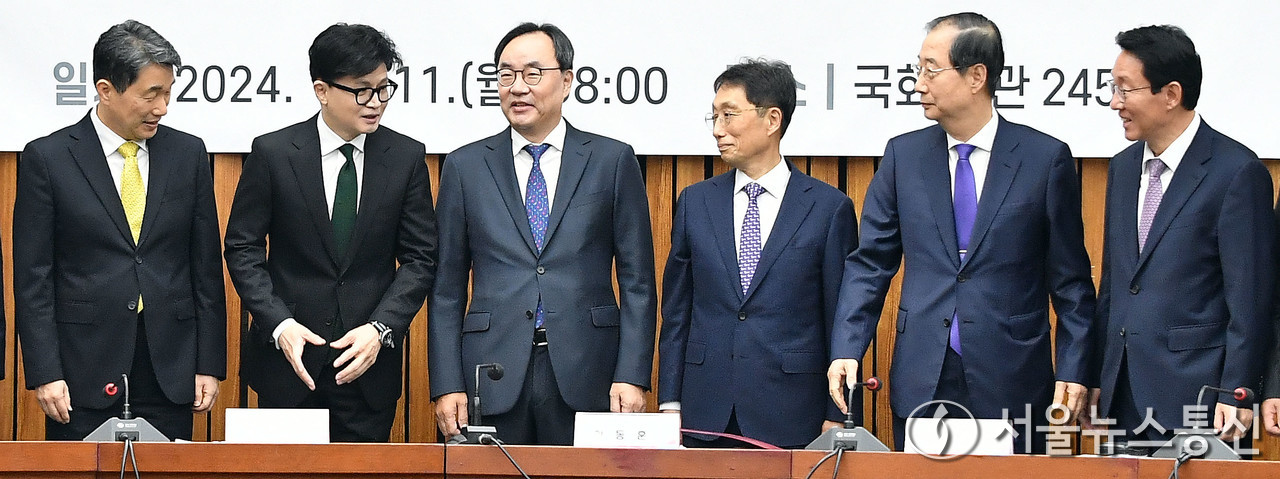 한덕수 국무총리, 한동훈 국민의힘 대표, 이진우 대한의학회장을 비롯한 참석자들이 11일 오전 서울 여의도 국회에서 열린 여·야·의·정 협의체 1차 회의에 앞서 기념촬영을 하고 있다. (2024.11.11) / 사진 = 서울뉴스통신 이민희 기자