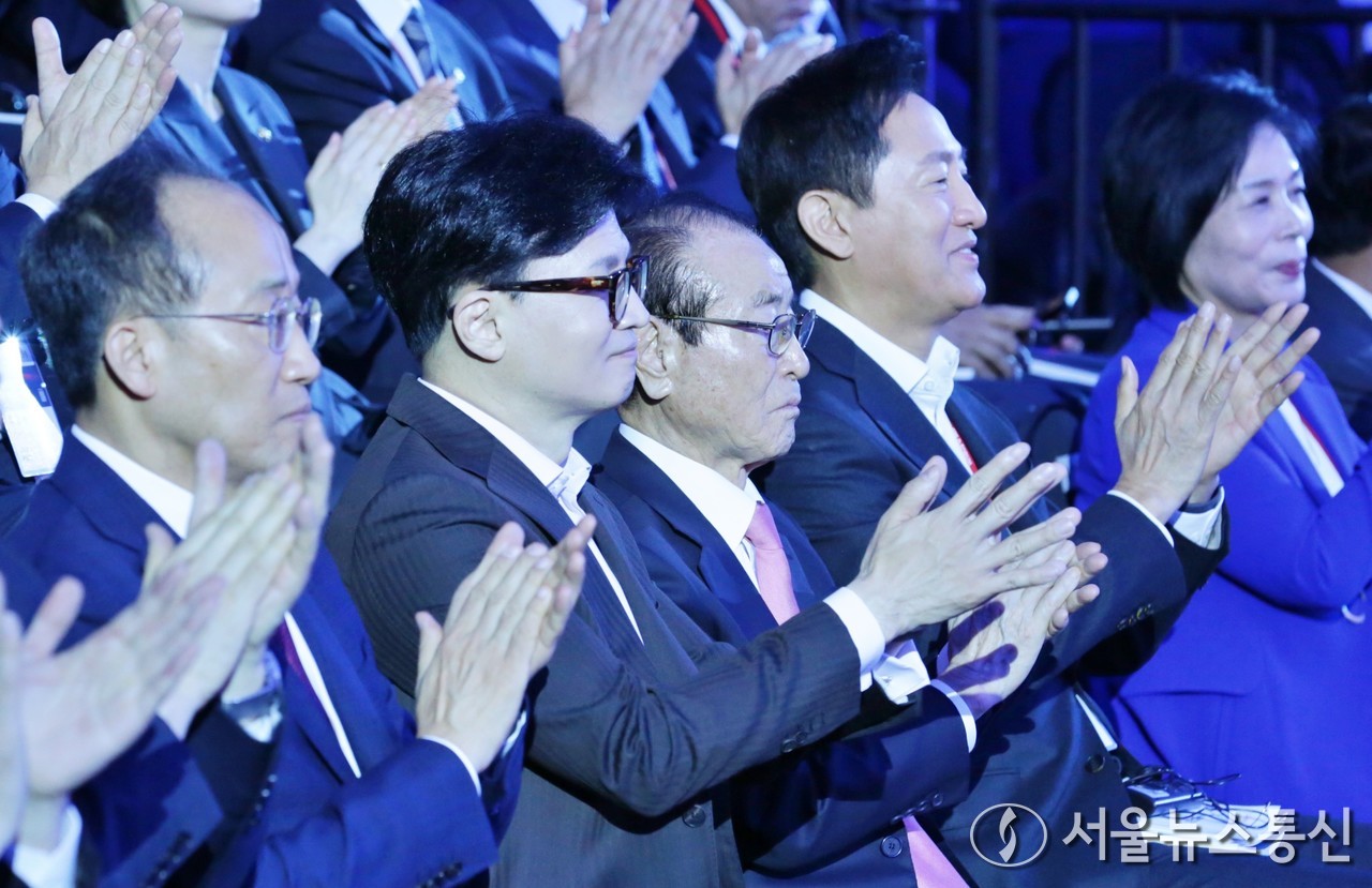 한동훈 국민의힘 대표가 12일 오전 서울 중구 동대문디자인플라자(DDP)에서 '분열과 소멸의 시대, 다시 쓰는 생존 전략'을 주제로 한 2024 SBS D포럼에 참석해 박수치고 있다. 왼쪽부터 국민의힘 추경호 원내대표, 한동훈 대표, 윤세영 SBS미디어그룹 창업회장, 오세훈 서울시장, 최민희 더불어민주당 의원. (2024.11.12) / 사진 = 서울뉴스통신 이민희 기자