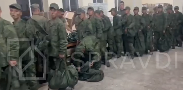 우크라이나군 소속 전략소통·정보보안센터(SPRAVDI)가 공개한 러시아를 지원하기 위해 파병된 북한군이 보습품을 받고 있는 모습. 사진=SPRAVDI X캡처 