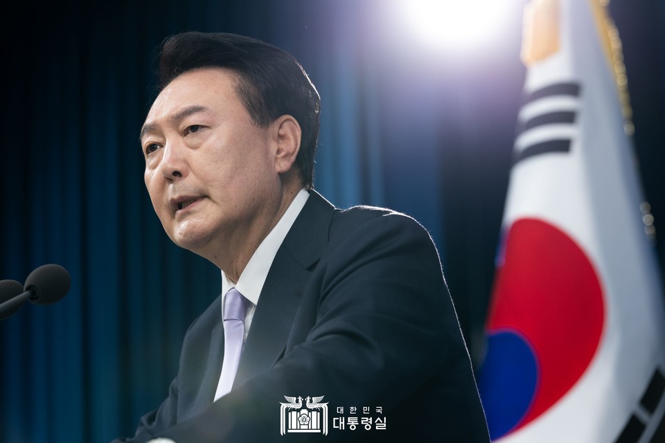 윤석열 대통령이 지난 7일 서울 용산 대통령실 청사에서 열린 대국민담화 및 기자회견에서 기자들의 질문에 답하고 있다. (2024.11.07) / 사진 = 대통령실 제공