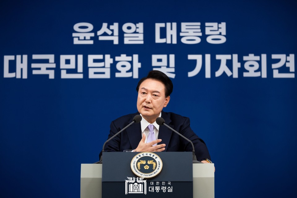 윤석열 대통령이 지난 7일 서울 용산 대통령실 청사에서 열린 대국민담화 및 기자회견에서 기자들의 질문에 답하고 있다. (2024.11.07) / 사진 = 대통령실 제공