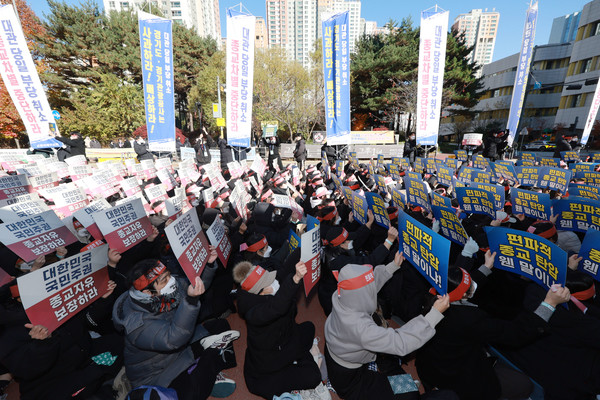 18일 수원시 경기도청 앞에서 신천지 바돌로매지파가 ‘편파적인 종교탄압 규탄 결의대회’를 연 가운데 참가자들은 ‘종교 차별 중단’과 ‘부당 취소 사과’를 요구하는 피켓을 들고 있다. 2024.11.18. (사진제공 신천지 바돌로매지파)