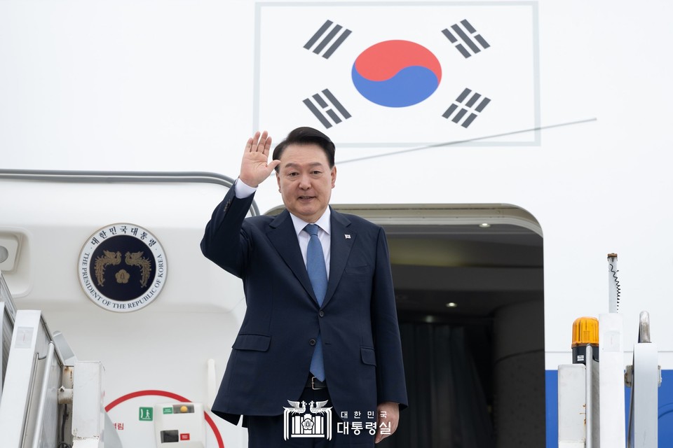 APEC 정상회의와 G20 정상회의 일정을 마치고 귀국하는 윤석열 대통령이 19일(현지시각) 브라질 리우데자네이루 갈레앙 공군기지에서 공군 1호기에 탑승하며 손 인사를 하고 있다. (2024.11.20) / 사진 = 대통령실