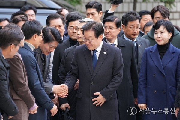 이재명 더불어민주당 대표가 25일 오후 서울 서초구 서울중앙지방법원 앞에서 열린 위증교사 사건 1심 선고 공판에 출석하면서 민주당 의원들과 인사를 하고 있다. 2024.11.25. 현장 사진 신현성 기자 