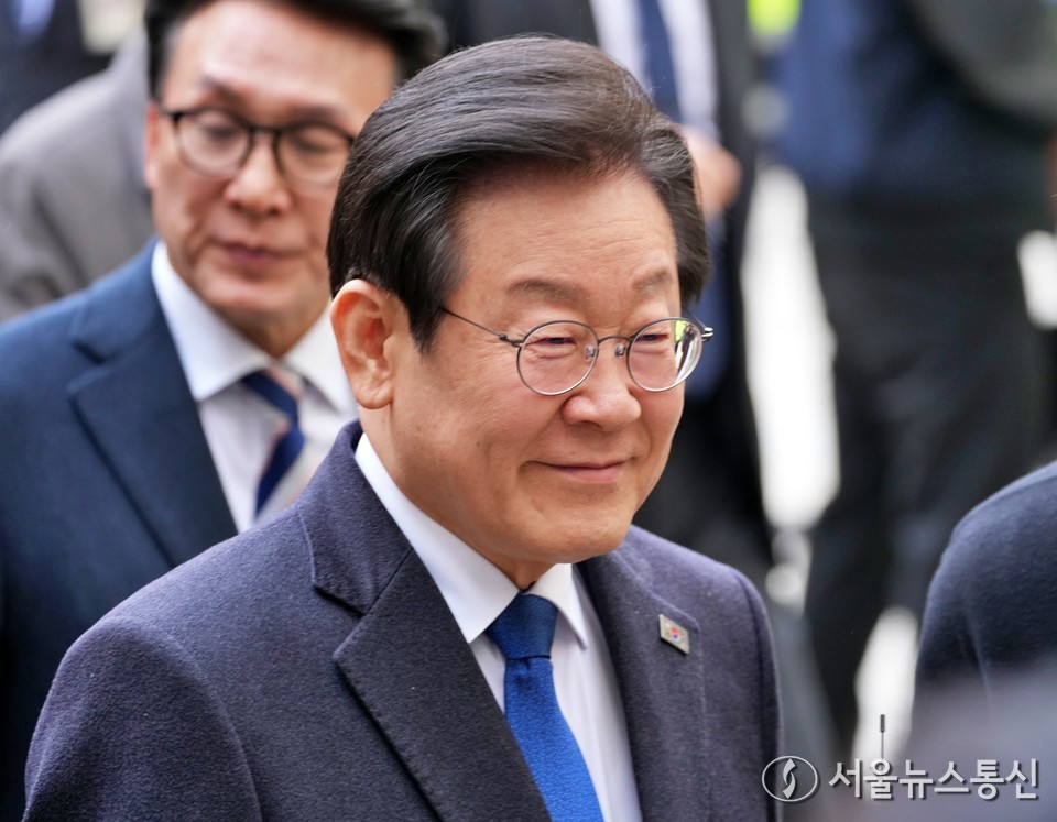 이재명 더불어민주당 대표가 25일 서울 서초구 중앙지방법원에서 열린 위증교사 사건 1심 선고 공판에 출석하고 있다. (2024.11.25) / 사진 = 서울뉴스통신 신현성 기자