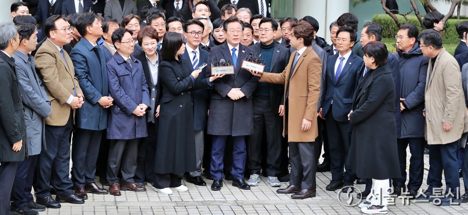 이재명 더불어민주당 대표가 25일 서울 서초구 중앙지방법원에서 열린 위증교사 혐의 1심에서 무죄 판결을 받은 후 발언하고 있다. (2024.11.25) / 사진 = 서울뉴스통신 신현성 기자