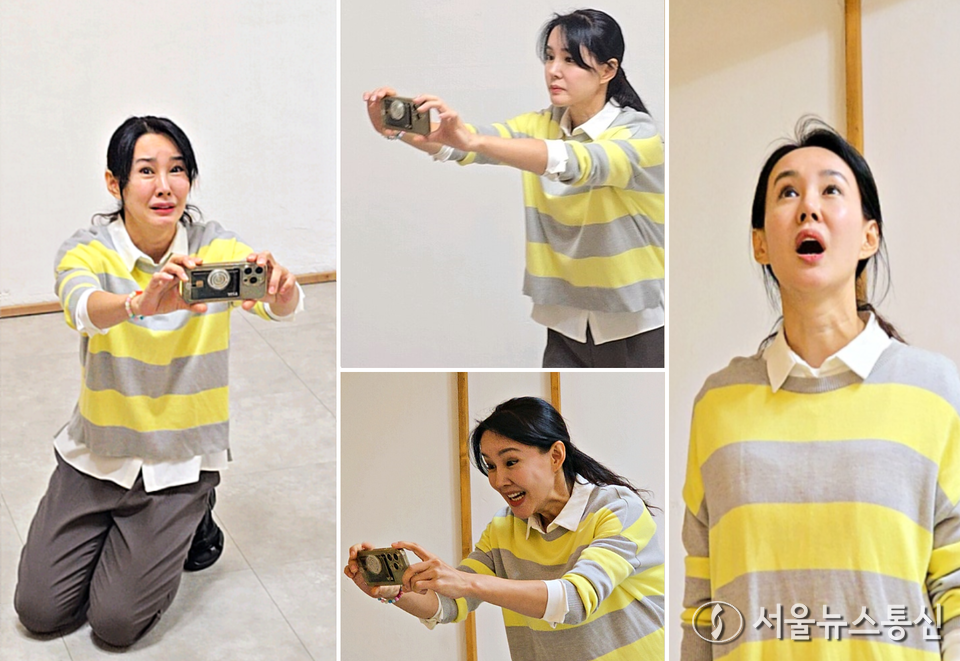 인터렉티브 연극 ‘능동적 충동’ 주인공이 핸드폰을 손에 들고 석상 귀신을 찾아 나서는데 관객도 핸드폰을 들고 함께 석상 귀신을 찾으며 무대 위 배우와 경험을 공유할 수 있다. 사진은 헨드폰으로 석상 귀신을 찾는 장면 (연습장면_2024.11.17) / 사진 = 서울뉴스통신 최정인 기자