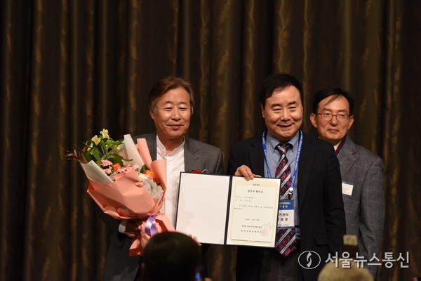 제33기 2024년도 한국여행업협회 정기총회가 26일 오전 서울 중구 롯데호텔에서 열린 가운데, 기호1번 정후연 대표와 기호2번 이진석 내일투어 대표가 제12대 회장 입후보에 올랐다. 이날 선거관리위원장으로 임명된 강찬식 여행신화 대표는 공정한 오늘 선거를 이끌겠다고 투표 안내를 설명했다. 320개 사가 투표해 이진석 후보가 192표, 정후연 후보가 126표로 나왔다. 2024.11.26. 사진 이민희 기자 nimini73@daum.net