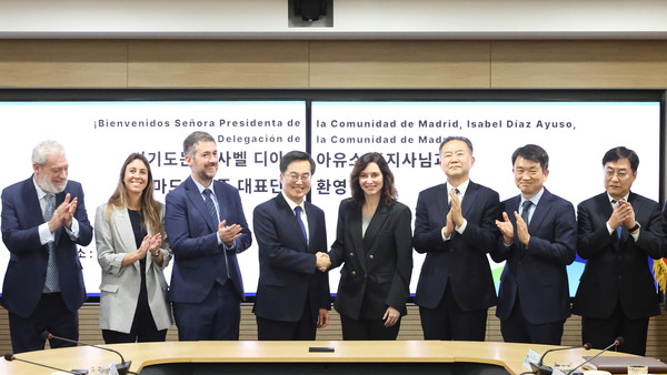 김동연 경기도지사가 이사벨 디아스 아유소 (Isabel Díaz Ayuso) 스페인 마드리드주 주지사와 마드리드주 대표단 등과 기념촬영을 하고 있다. [사진=경기도]