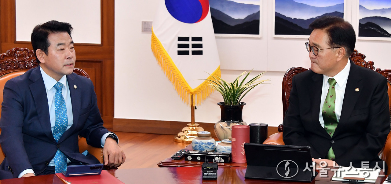 우원식 국회의장이 28일 서울 여의도 국회에서 박정(왼쪽) 예산결산특별위원회위원장을 접견하고 있다. (2024.11.28) / 사진 = 서울뉴스통신 이창호 기자 