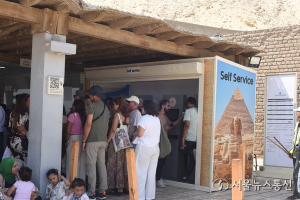이집트 문명의 유산은 오늘날까지도 많은 분야에서 영향을 미치고 있다. 고대 이집트의 건축과 예술, 종교적 사상은 오늘날에도 세계 문화와 역사에 큰 영향을 미치며, 고대 문명 연구자들에게 끊임없는 영감을 주고 있다. 특히 이집트의 피라미드와 왕들의 무덤은 세계 7대 불가사의 중 하나로 여겨지고, 매년 수많은 관광객들이 이집트를 방문하여 고대 문명의 흔적을 직접 경험하고 있다. (사진 이집트 기자 피라미드, 이민희 기자)