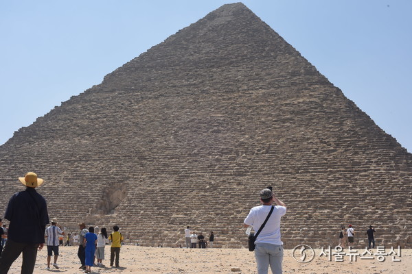 이집트 문명의 유산은 오늘날까지도 많은 분야에서 영향을 미치고 있다. 고대 이집트의 건축과 예술, 종교적 사상은 오늘날에도 세계 문화와 역사에 큰 영향을 미치며, 고대 문명 연구자들에게 끊임없는 영감을 주고 있다. 특히 이집트의 피라미드와 왕들의 무덤은 세계 7대 불가사의 중 하나로 여겨지고, 매년 수많은 관광객들이 이집트를 방문하여 고대 문명의 흔적을 직접 경험하고 있다. (사진 이집트 기자 피라미드, 이민희 기자)