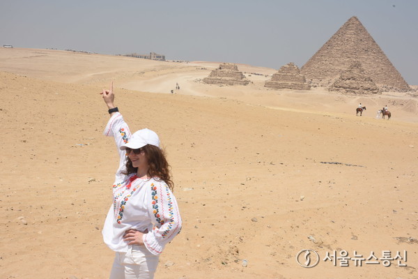 이집트 문명의 유산은 오늘날까지도 많은 분야에서 영향을 미치고 있다. 고대 이집트의 건축과 예술, 종교적 사상은 오늘날에도 세계 문화와 역사에 큰 영향을 미치며, 고대 문명 연구자들에게 끊임없는 영감을 주고 있다. 특히 이집트의 피라미드와 왕들의 무덤은 세계 7대 불가사의 중 하나로 여겨지고, 매년 수많은 관광객들이 이집트를 방문하여 고대 문명의 흔적을 직접 경험하고 있다. (사진 이집트 기자 피라미드, 이민희 기자)
