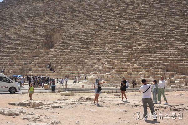 이집트 문명의 유산은 오늘날까지도 많은 분야에서 영향을 미치고 있다. 고대 이집트의 건축과 예술, 종교적 사상은 오늘날에도 세계 문화와 역사에 큰 영향을 미치며, 고대 문명 연구자들에게 끊임없는 영감을 주고 있다. 특히 이집트의 피라미드와 왕들의 무덤은 세계 7대 불가사의 중 하나로 여겨지고, 매년 수많은 관광객들이 이집트를 방문하여 고대 문명의 흔적을 직접 경험하고 있다. (사진 이집트 기자 피라미드, 이민희 기자)