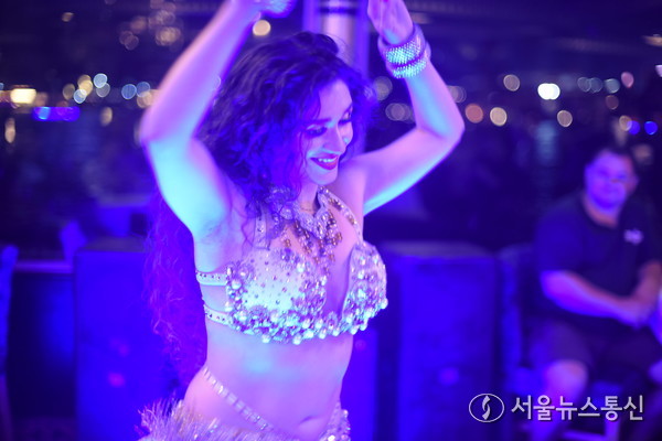 카이로 나일강을 중심으로 세계적인 큰 호텔들이 몰려있다. 포시즌, 쉐라톤, 소피텔, 리츠칼튼, 힐튼호텔 등 나일 리버크루즈를 타고 야경과 저녁 식사를 하는 것도 추천한다. 예약은 필수. 카이로 리버 크루즈 안은 저녁 6시면 금세 세계 다양한 지역에서 온 관광객들이 가득하다.밸리댄스, 이집트 민속공연 등 볼거리도 다양하다. 사진 이민희 기자