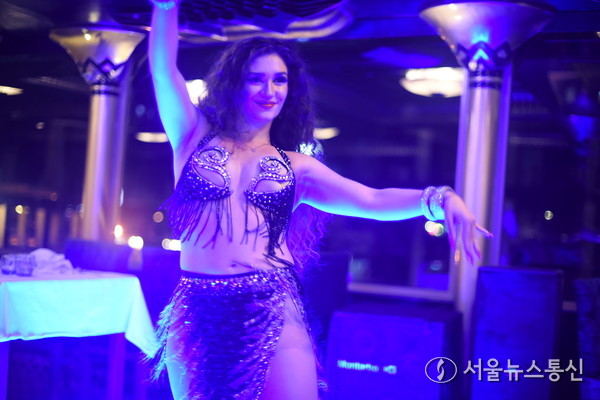 카이로 나일강을 중심으로 세계적인 큰 호텔들이 몰려있다. 포시즌, 쉐라톤, 소피텔, 리츠칼튼, 힐튼호텔 등 나일 리버크루즈를 타고 야경과 저녁 식사를 하는 것도 추천한다. 예약은 필수. 카이로 리버 크루즈 안은 저녁 6시면 금세 세계 다양한 지역에서 온 관광객들이 가득하다.밸리댄스, 이집트 민속공연 등 볼거리도 다양하다. 사진 이민희 기자 