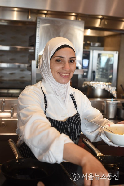 이집트 카이로 현지 커피숍 직원이 기자의 사진 요청에 미소짓고 있다. 현장사진 이민희 기자 