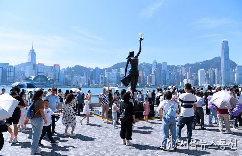 지난 10월 3일 홍콩 침사추이(尖沙咀)를 찾은 관광객. (사진/신화통신)