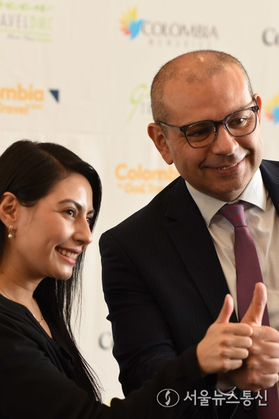 셜리 베가 프로콜롬비아 지사장(사진 왼쪽)이 콜롬비아 알레한드로 펠라에즈 주한 콜롬비아 대사와 포토타임을 갖고 있다.  