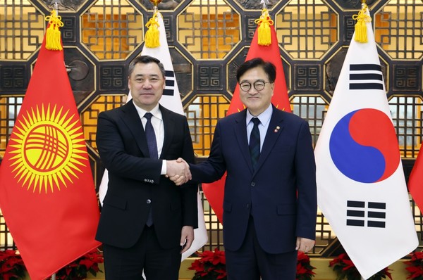 우원식 의장과 사디르 자파로프 키르키즈공화국 대통령이 3일 오후 국회 접견실에서 만나 악수하고 있다.