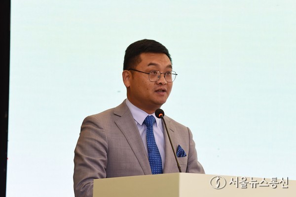 인사말을 하고 있는 허비 구이양시 부시장 