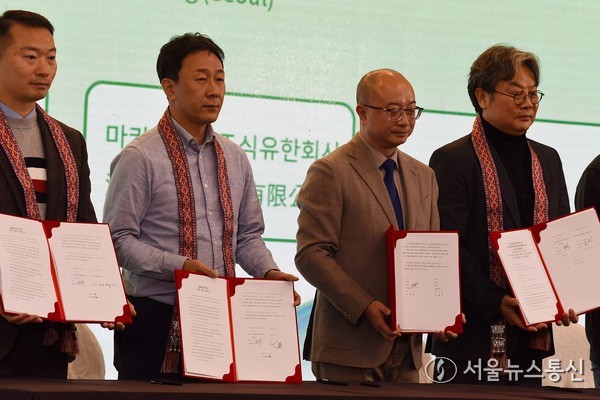 '상쾌한 구이양 문화관광설명회’에서 가진 업무 협약식 후 기념사진을 촬영했다. (사진 왼쪽부터)권순형 한국 스마일 관광진흥센터 대표이사, 주유민 한국참좋은여행사 중화권 부총경리, 류첸 구이저우 국제여행서비스유한공사 대표, 김희철 마카오항공주식회사 대표, 조경철 모드투어 대표