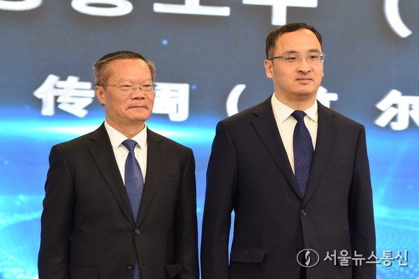 '상쾌한 구이양 문화관광설명회’에서 후중슝 구이저우성 위원회 상무위원 겸 구이양시 서기(좌측)와 뉴우리챵 주한국대사관 참사관(우측)가 구이양 문화관광 홍보 주간(서울) 퍼포먼스 직후 기념 촬영하고 있다. 사진 이민희 기자 nimini73@daum.net  