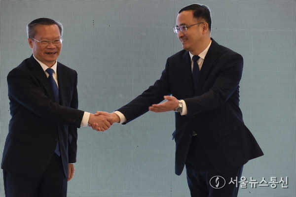 상쾌한 구이양 문화관광설명회’에서 후중슝 구이저우성 위원회 상무위원 겸 구이양시 서기(좌측)와 뉴우리챵 주한국대사관 참사관(우측)가 구이양 문화관광 홍보 주간(서울) 퍼포먼스 직후 악수를 하고 있다. 