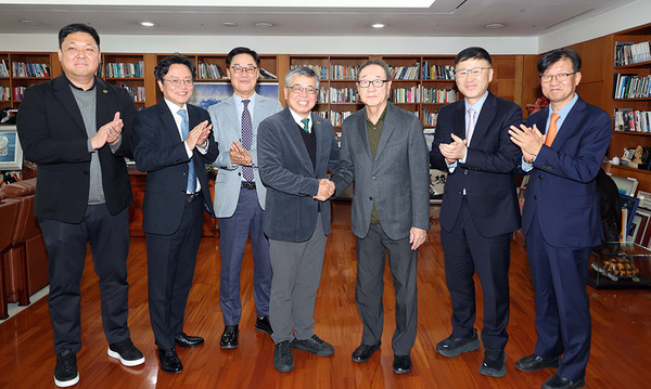 (왼쪽부터) 기념촬영에 임한 KPGA 이우진 전무이사, RX코리아 손주범 대표이사, KFAIRS 홍성권 대표이사, KPGA 김원섭 회장, 매경미디어그룹 장대환 회장, 매일경제 이진우 논설실장, 매일경제 장종회 월간국장/ 사진제공 KPGA 