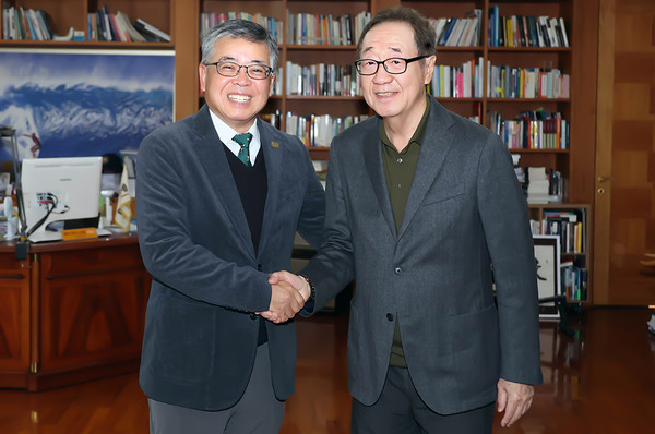 (왼쪽부터) ‘2025 매경·KPGA 골프 엑스포’ 개최 협약식 후 기념 촬영에 임한 KPGA 김원섭 회장, 매경미디어그룹 장대환 회장 /사진제공 KPGA 