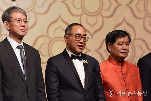 주한태국대사관이 4일 롯데호텔서울에서 정기용 기후변화대사 등 주요 내빈을 초청해 태국 국경일 기념행사(Thailand's National Day)를 개최했다. 타닛 쌩랏(H.E. Mr. Tanee Sangrat) 주한태국대사는 태국과 한국의 영원한우정, 건강, 행복을 바란다고 했다. 정기용(왼쪽) 대한민국 외교부 기후변화대사와 타닛 쌩랏(H.E. Mr. Tanee Sangrat) 주한태국대사가 기념촬영하고 있다. 2024.12.04. 사진 이민희 기자 